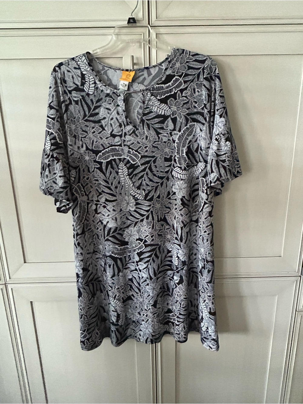 Ruby Rd. Black & Light Gray Floral Leaf Print Short Sleeve Top with Keyhole